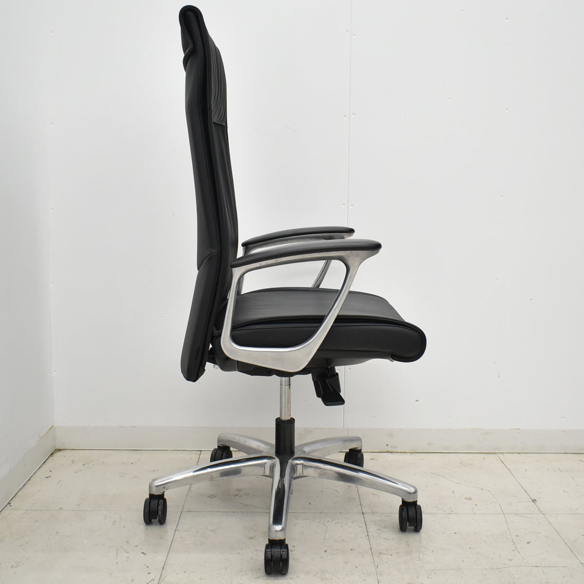 【中古】オカムラ　CEシリーズRXタイプ　エクストラハイバック　固定肘　ポリッシュ　2018年製　2025102302【中古オフィス家具】