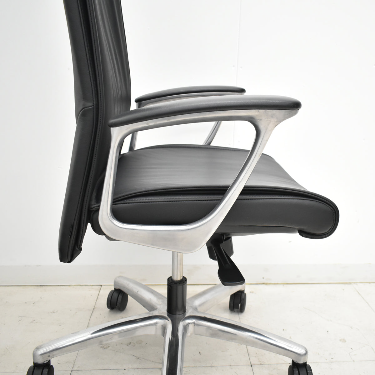 【中古】オカムラ　CEシリーズRXタイプ　エクストラハイバック　固定肘　ポリッシュ　2018年製　2025102302【中古オフィス家具】