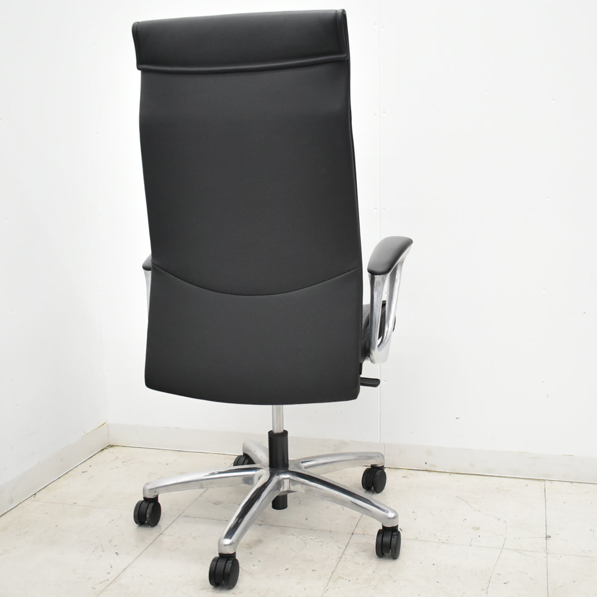 【中古】オカムラ　CEシリーズRXタイプ　エクストラハイバック　固定肘　ポリッシュ　2018年製　2025102302【中古オフィス家具】