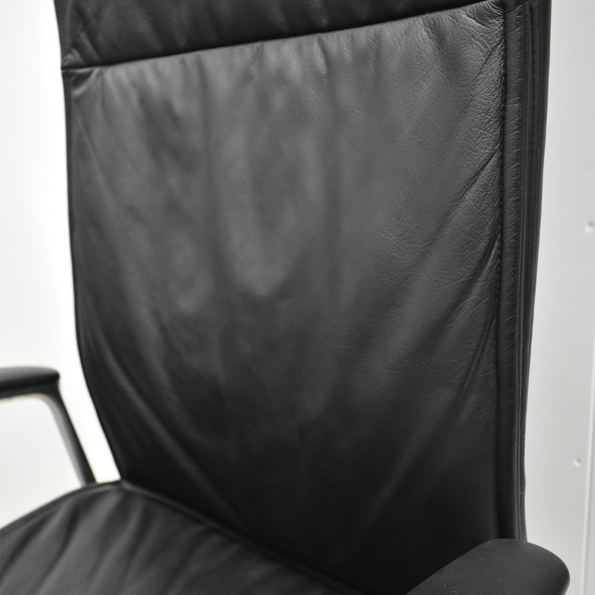 【中古】オカムラ　CEシリーズRXタイプ　エクストラハイバック　固定肘　ポリッシュ　2018年製　2025102303【中古オフィス家具】