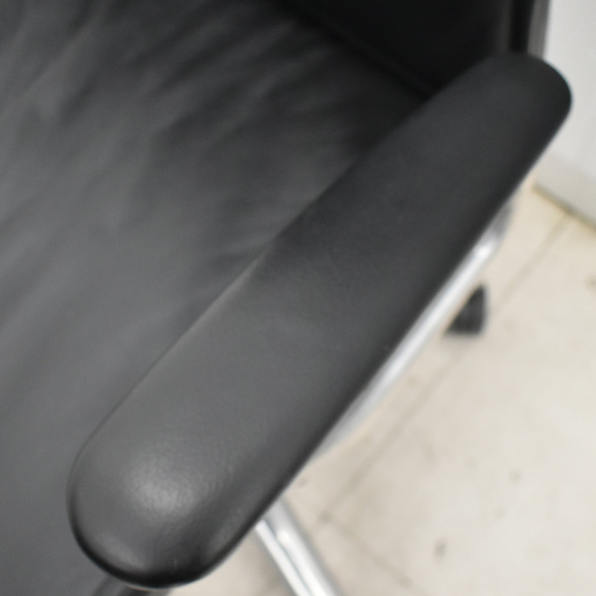 【中古】オカムラ　CEシリーズRXタイプ　エクストラハイバック　固定肘　ポリッシュ　2018年製　2025102303【中古オフィス家具】