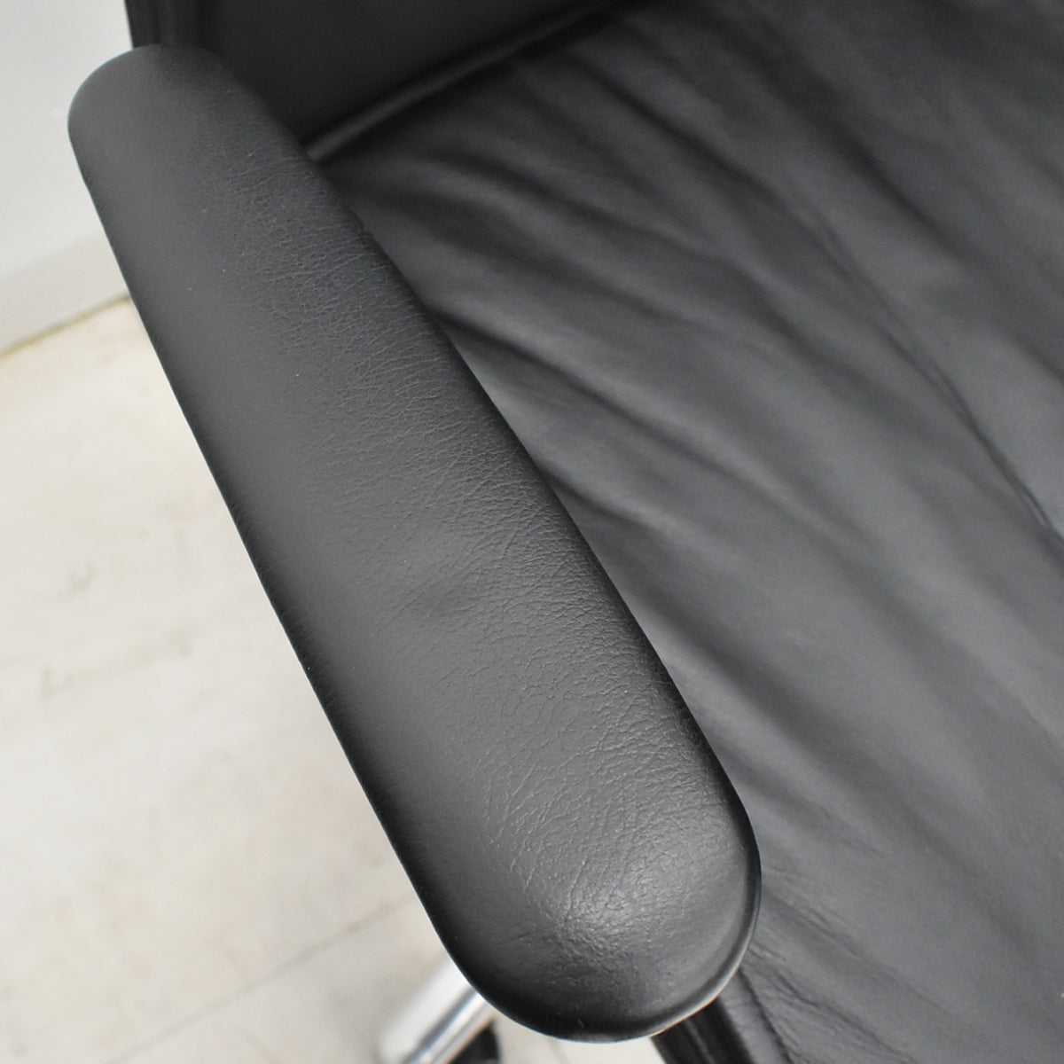 【中古】オカムラ　CEシリーズRXタイプ　エクストラハイバック　固定肘　ポリッシュ　2018年製　2025102303【中古オフィス家具】