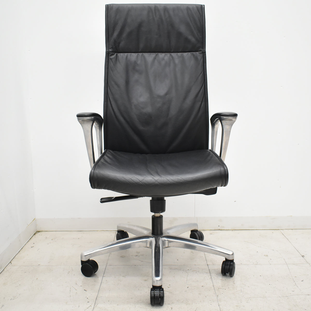 【中古】オカムラ　CEシリーズRXタイプ　エクストラハイバック　固定肘　ポリッシュ　2018年製　2025102303【中古オフィス家具】