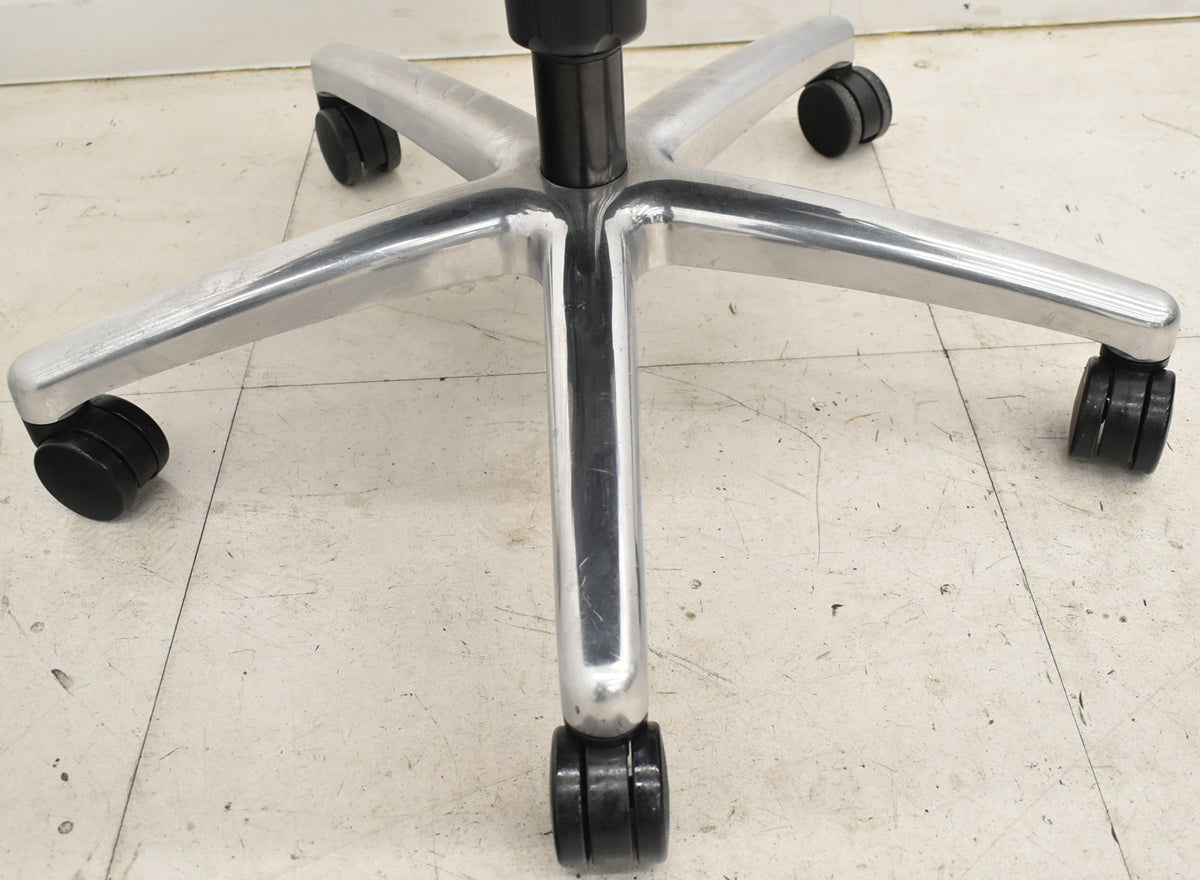 【中古】オカムラ　CEシリーズRXタイプ　エクストラハイバック　固定肘　ポリッシュ　2018年製　2025102303【中古オフィス家具】