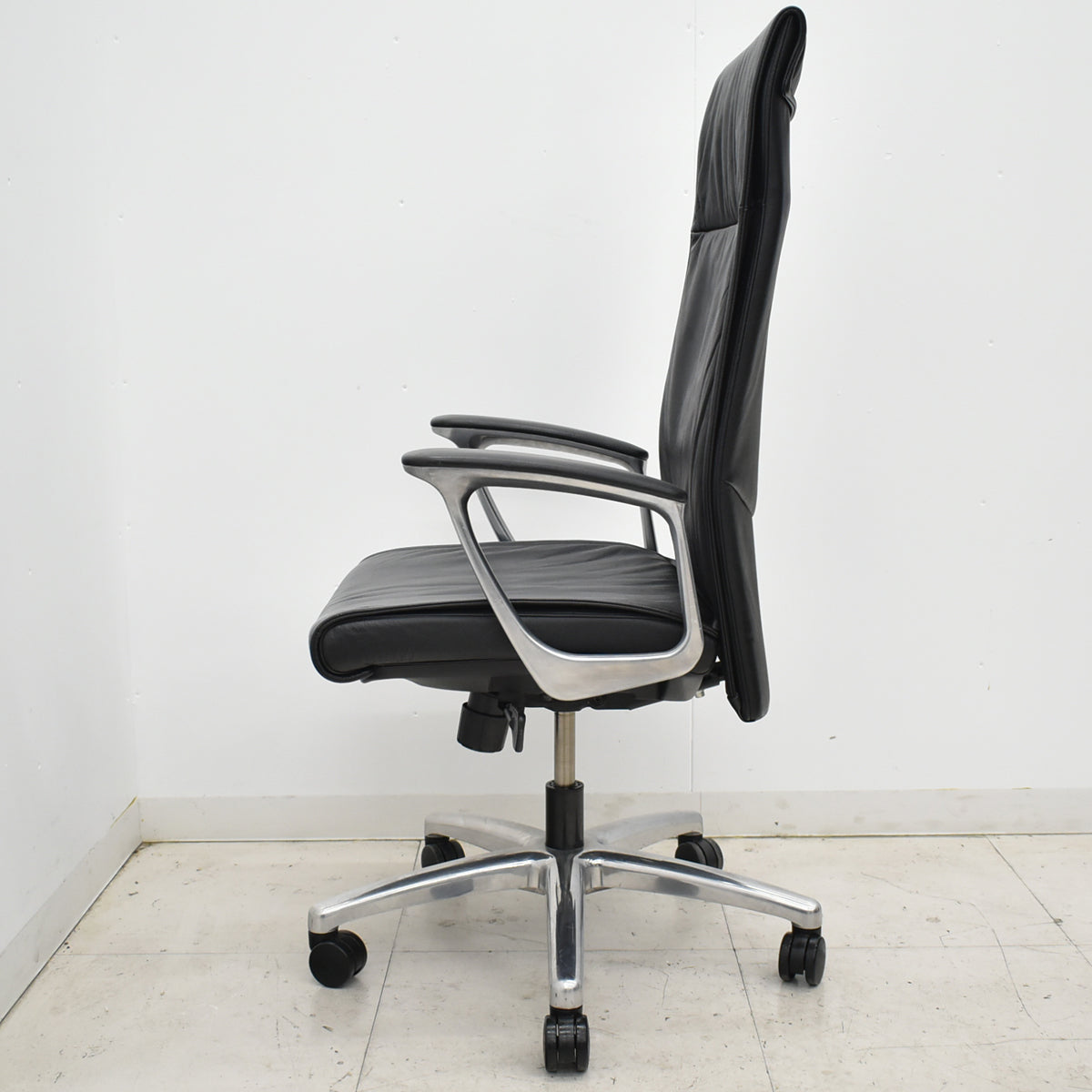 【中古】オカムラ　CEシリーズRXタイプ　エクストラハイバック　固定肘　ポリッシュ　2018年製　2025102303【中古オフィス家具】