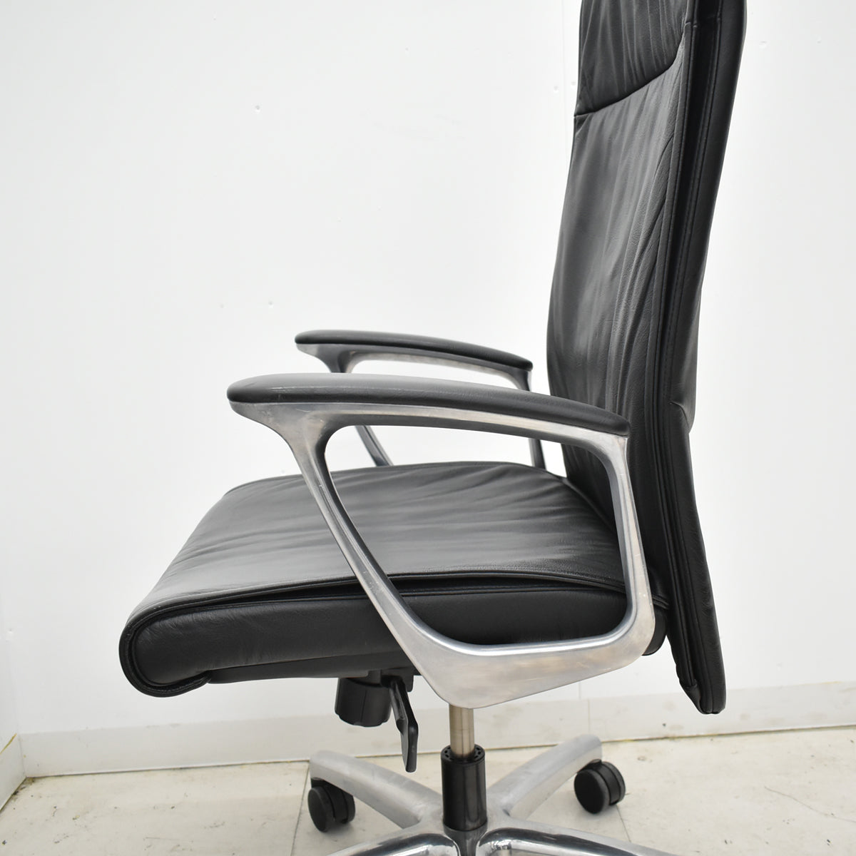 【中古】オカムラ　CEシリーズRXタイプ　エクストラハイバック　固定肘　ポリッシュ　2018年製　2025102303【中古オフィス家具】