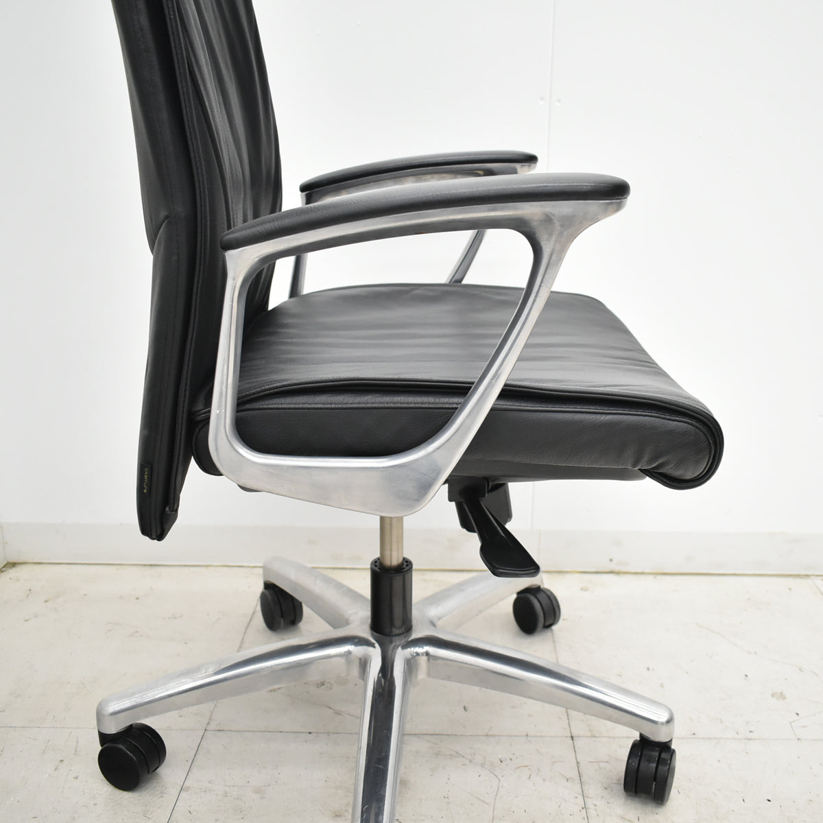 【中古】オカムラ　CEシリーズRXタイプ　エクストラハイバック　固定肘　ポリッシュ　2018年製　2025102303【中古オフィス家具】