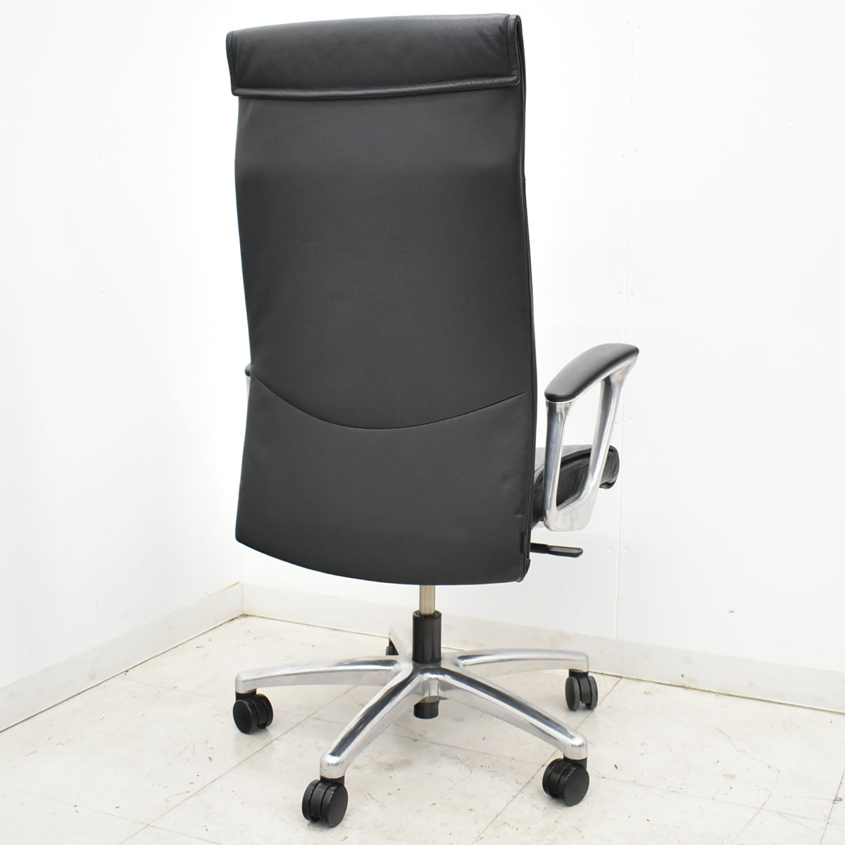 【中古】オカムラ　CEシリーズRXタイプ　エクストラハイバック　固定肘　ポリッシュ　2018年製　2025102303【中古オフィス家具】