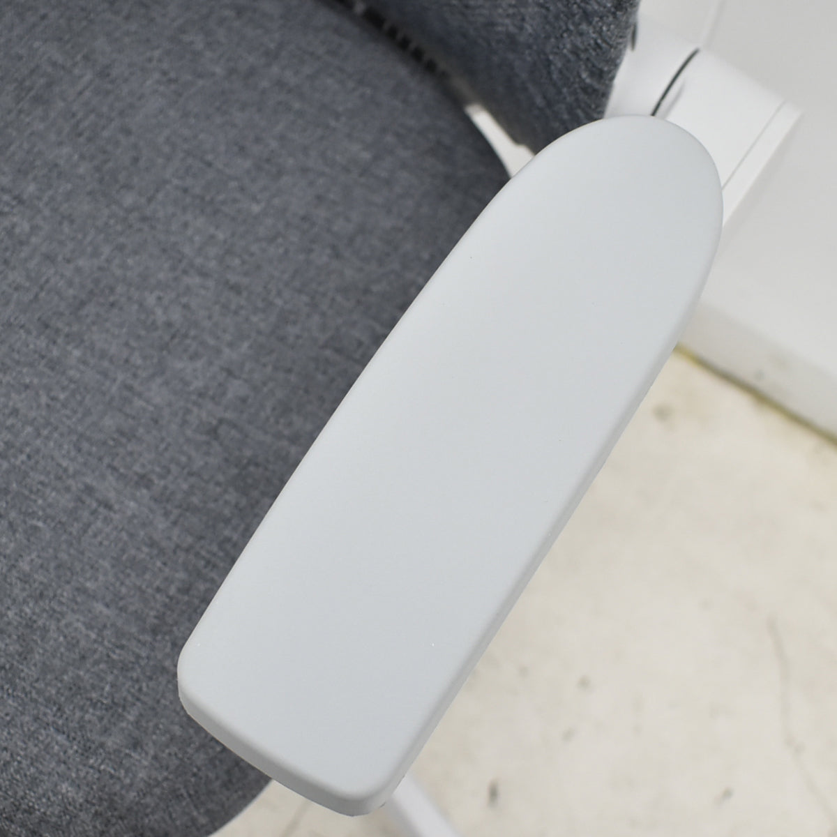 【中古】イトーキ　ノート　ハイバック　３Ｄアームレスト　ライトグレーフレーム　2023年製　2025102304【中古オフィス家具】