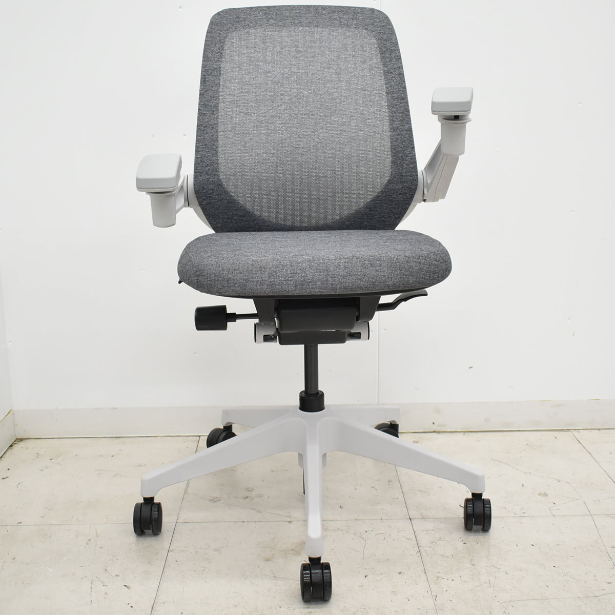 【中古】イトーキ　ノート　ハイバック　３Ｄアームレスト　ライトグレーフレーム　2023年製　2025102304【中古オフィス家具】