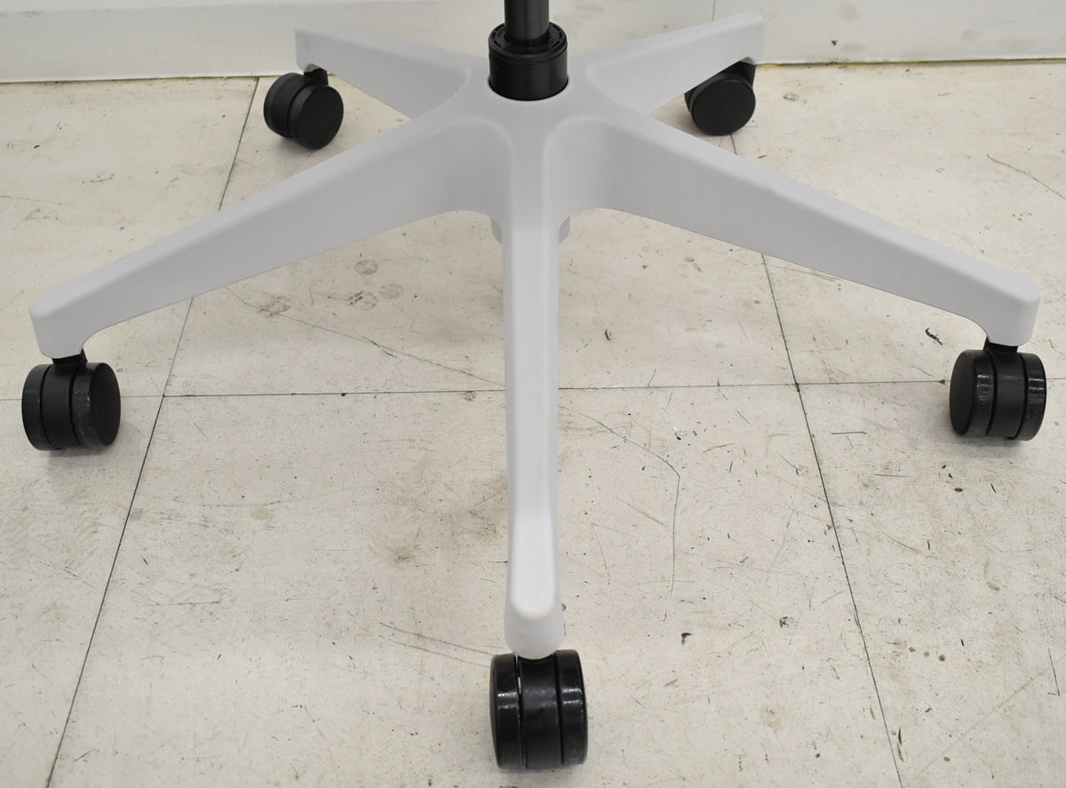 【中古】イトーキ　ノート　ハイバック　３Ｄアームレスト　ライトグレーフレーム　2023年製　2025102304【中古オフィス家具】