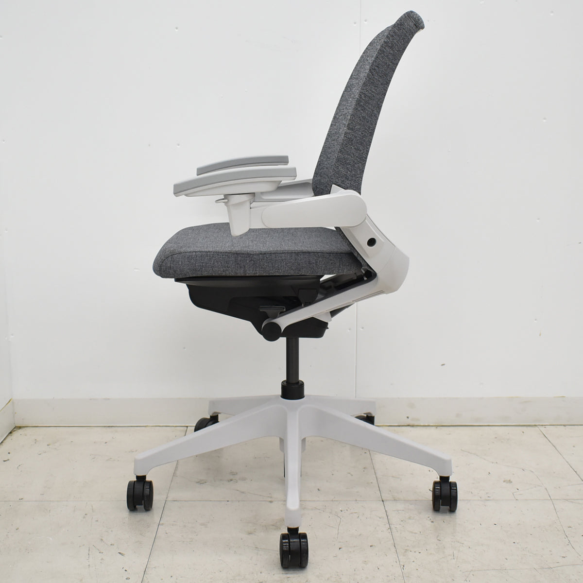 【中古】イトーキ　ノート　ハイバック　３Ｄアームレスト　ライトグレーフレーム　2023年製　2025102304【中古オフィス家具】