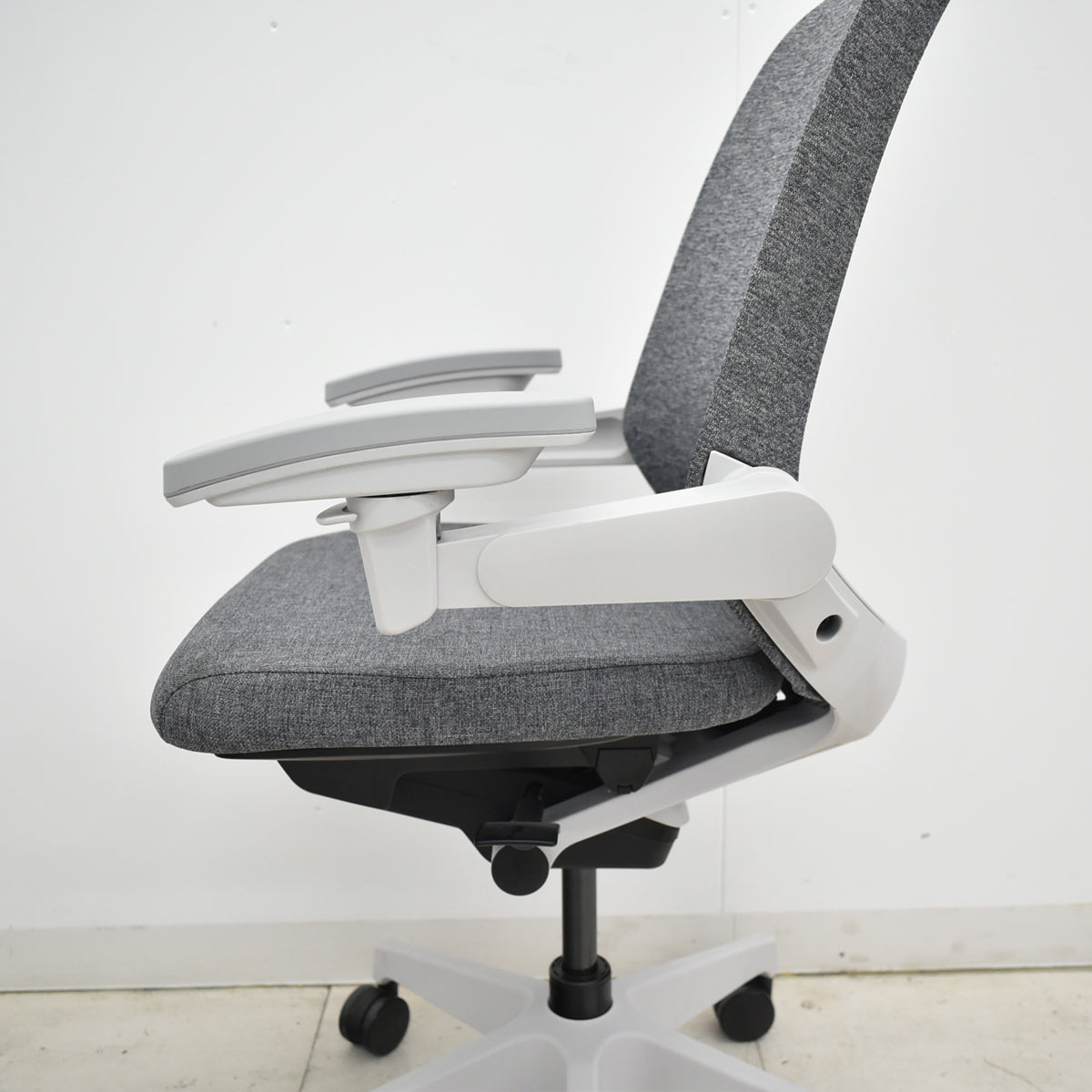 【中古】イトーキ　ノート　ハイバック　３Ｄアームレスト　ライトグレーフレーム　2023年製　2025102304【中古オフィス家具】