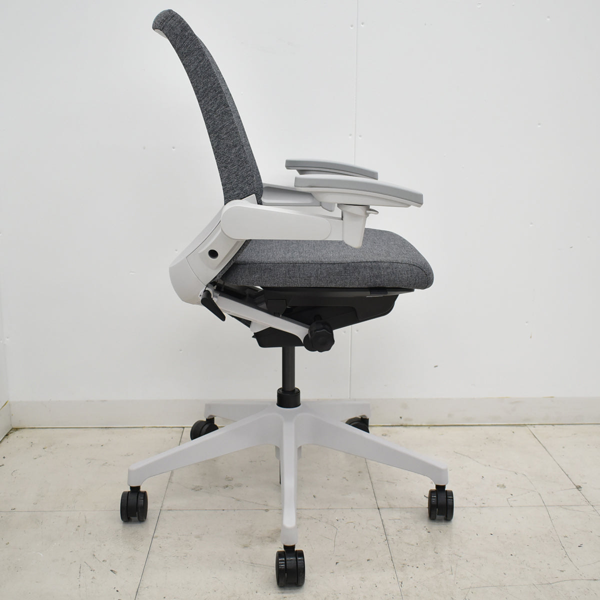 【中古】イトーキ　ノート　ハイバック　３Ｄアームレスト　ライトグレーフレーム　2023年製　2025102304【中古オフィス家具】