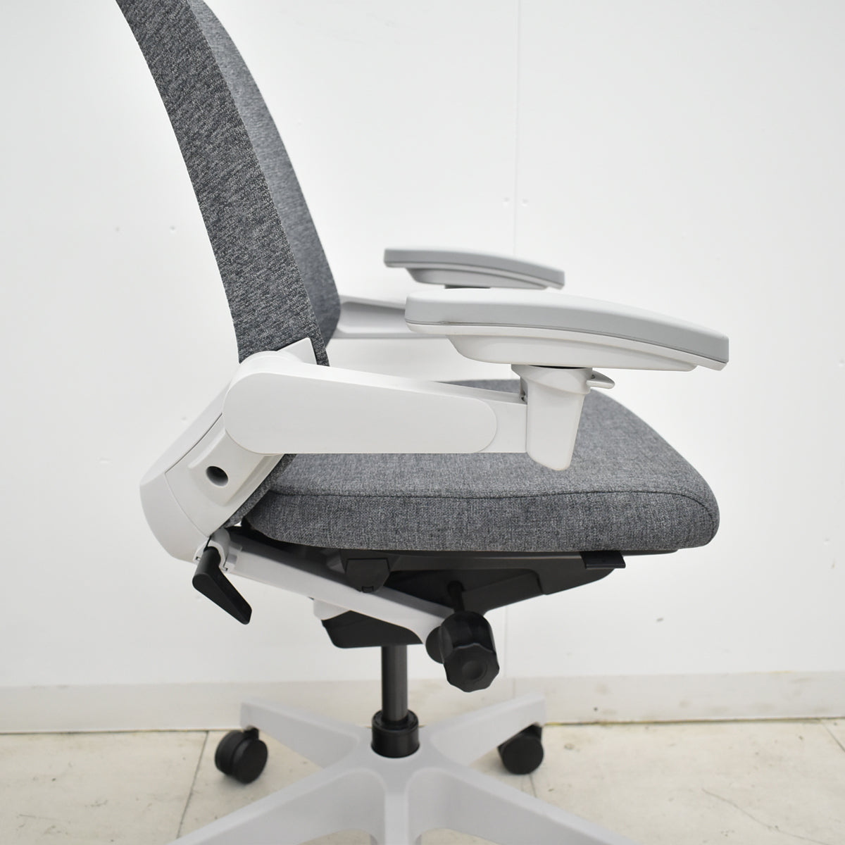 【中古】イトーキ　ノート　ハイバック　３Ｄアームレスト　ライトグレーフレーム　2023年製　2025102304【中古オフィス家具】