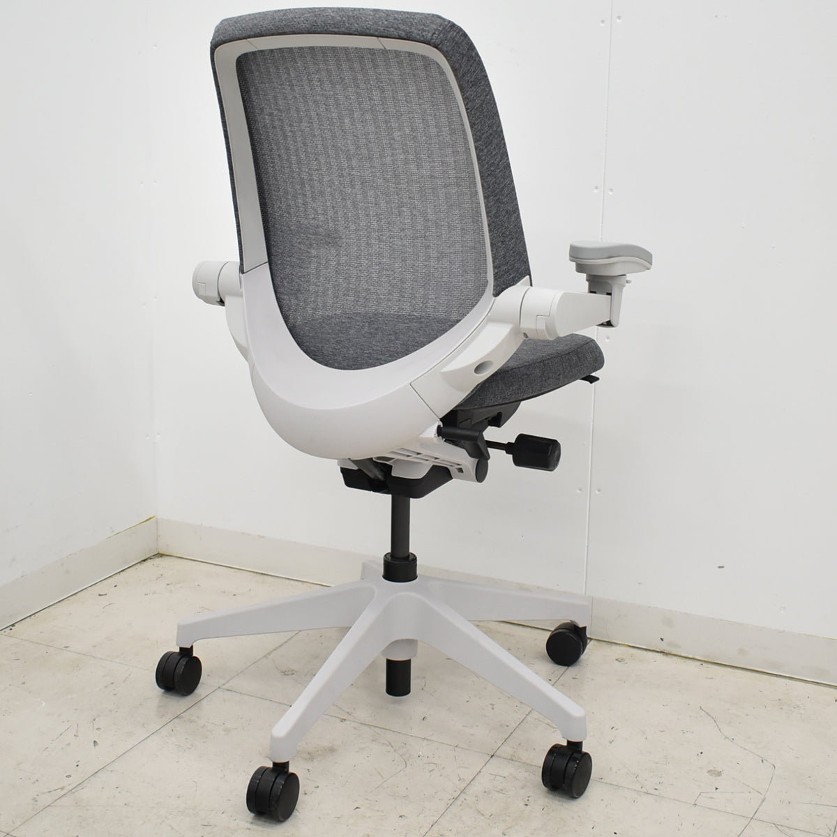 【中古】イトーキ　ノート　ハイバック　３Ｄアームレスト　ライトグレーフレーム　2023年製　2025102304【中古オフィス家具】