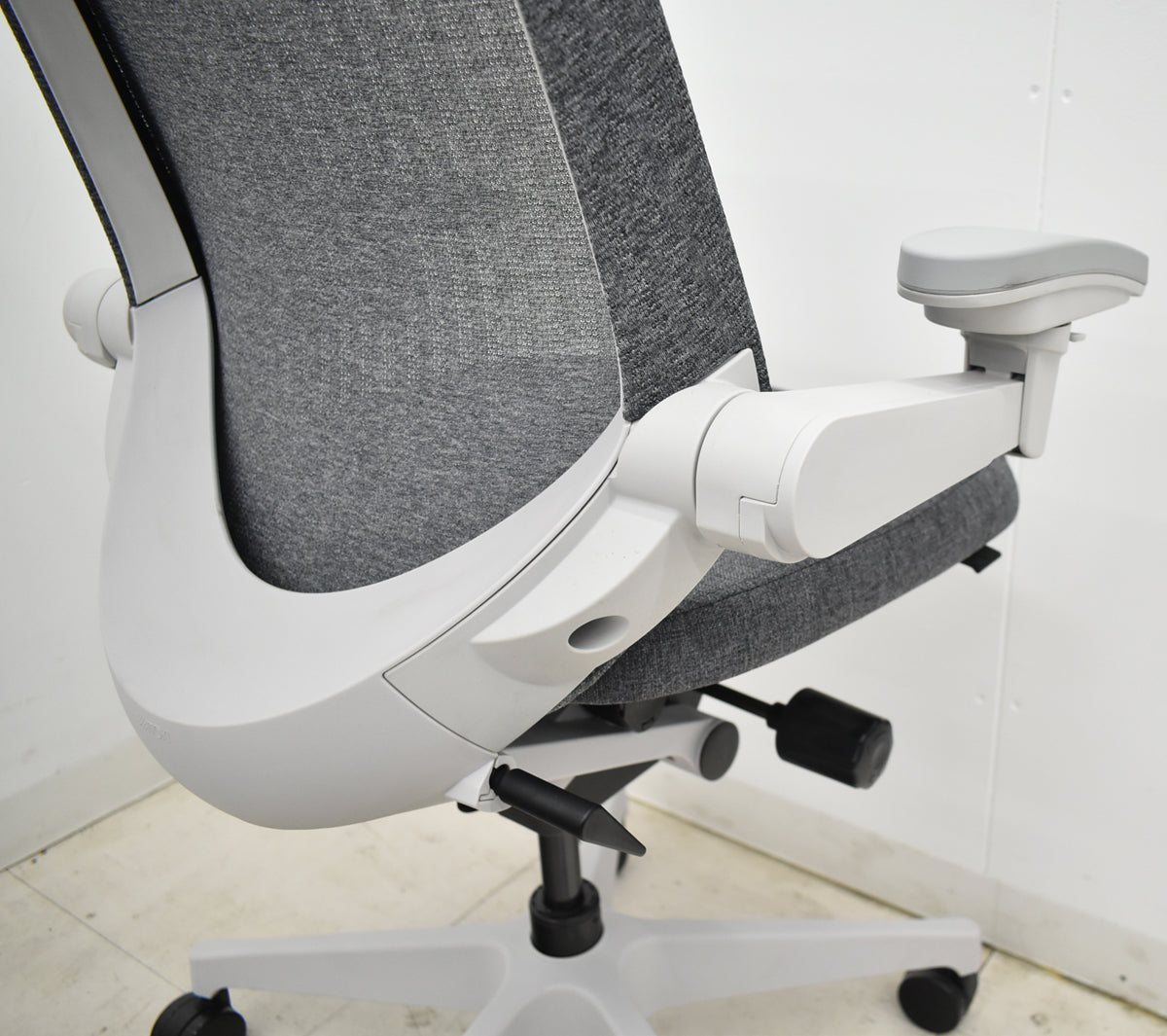 【中古】イトーキ　ノート　ハイバック　３Ｄアームレスト　ライトグレーフレーム　2023年製　2025102304【中古オフィス家具】