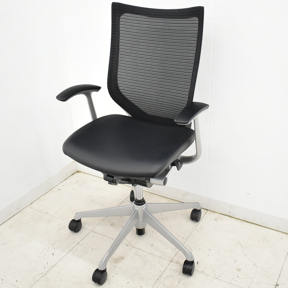 【中古】オカムラ　バロン　ハイバック　固定肘（新品交換済）革張り　シルバー脚　2025102305【中古オフィス家具】
