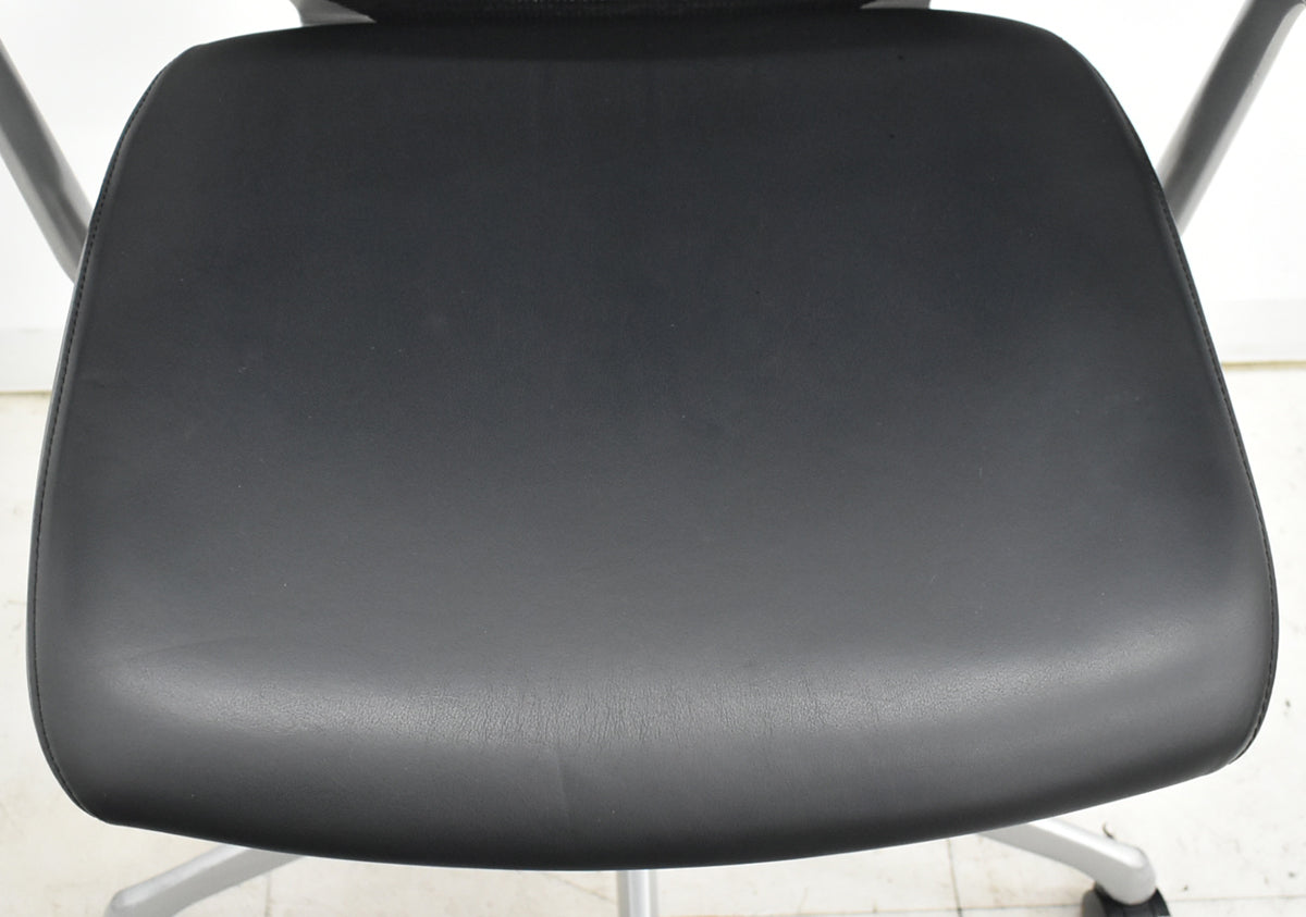 【中古】オカムラ　バロン　ハイバック　固定肘（新品交換済）革張り　シルバー脚　2025102305【中古オフィス家具】