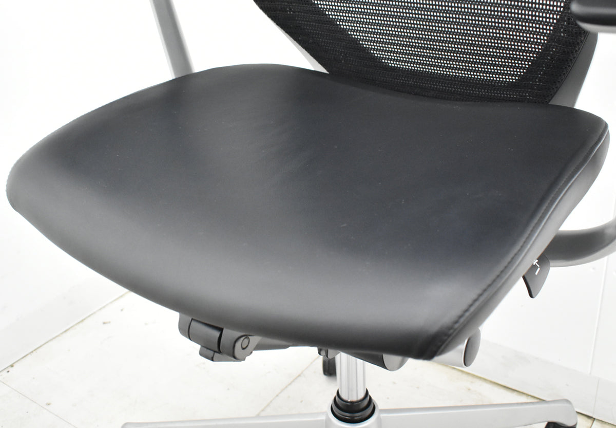 【中古】オカムラ　バロン　ハイバック　固定肘（新品交換済）革張り　シルバー脚　2025102305【中古オフィス家具】