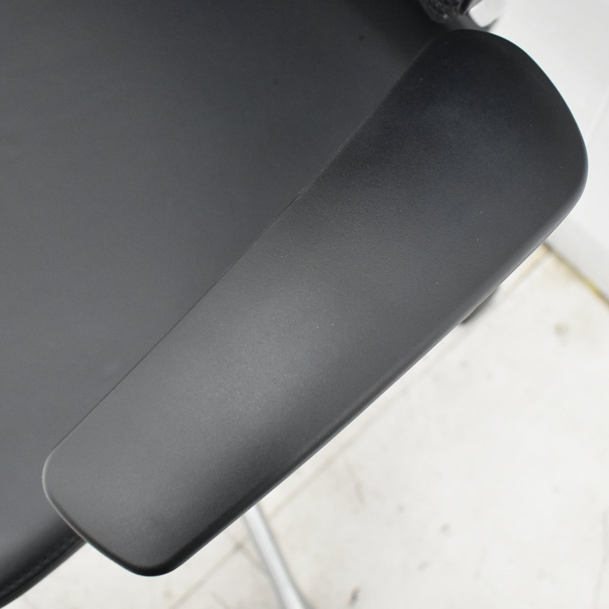 【中古】オカムラ　バロン　ハイバック　固定肘（新品交換済）革張り　シルバー脚　2025102305【中古オフィス家具】