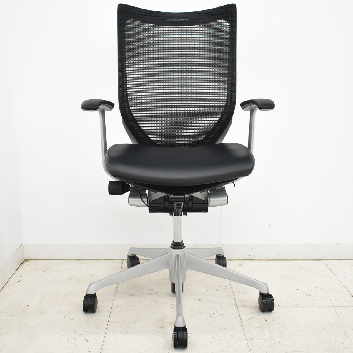 【中古】オカムラ　バロン　ハイバック　固定肘（新品交換済）革張り　シルバー脚　2025102305【中古オフィス家具】