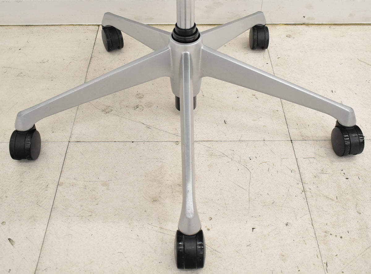 【中古】オカムラ　バロン　ハイバック　固定肘（新品交換済）革張り　シルバー脚　2025102305【中古オフィス家具】