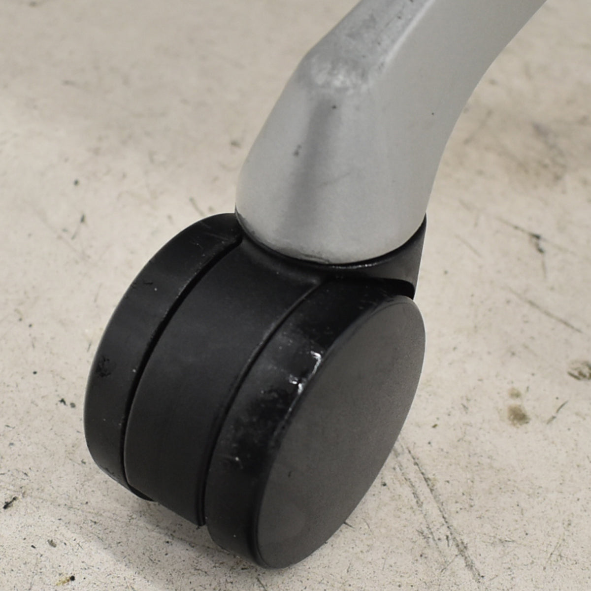 【中古】オカムラ　バロン　ハイバック　固定肘（新品交換済）革張り　シルバー脚　2025102305【中古オフィス家具】