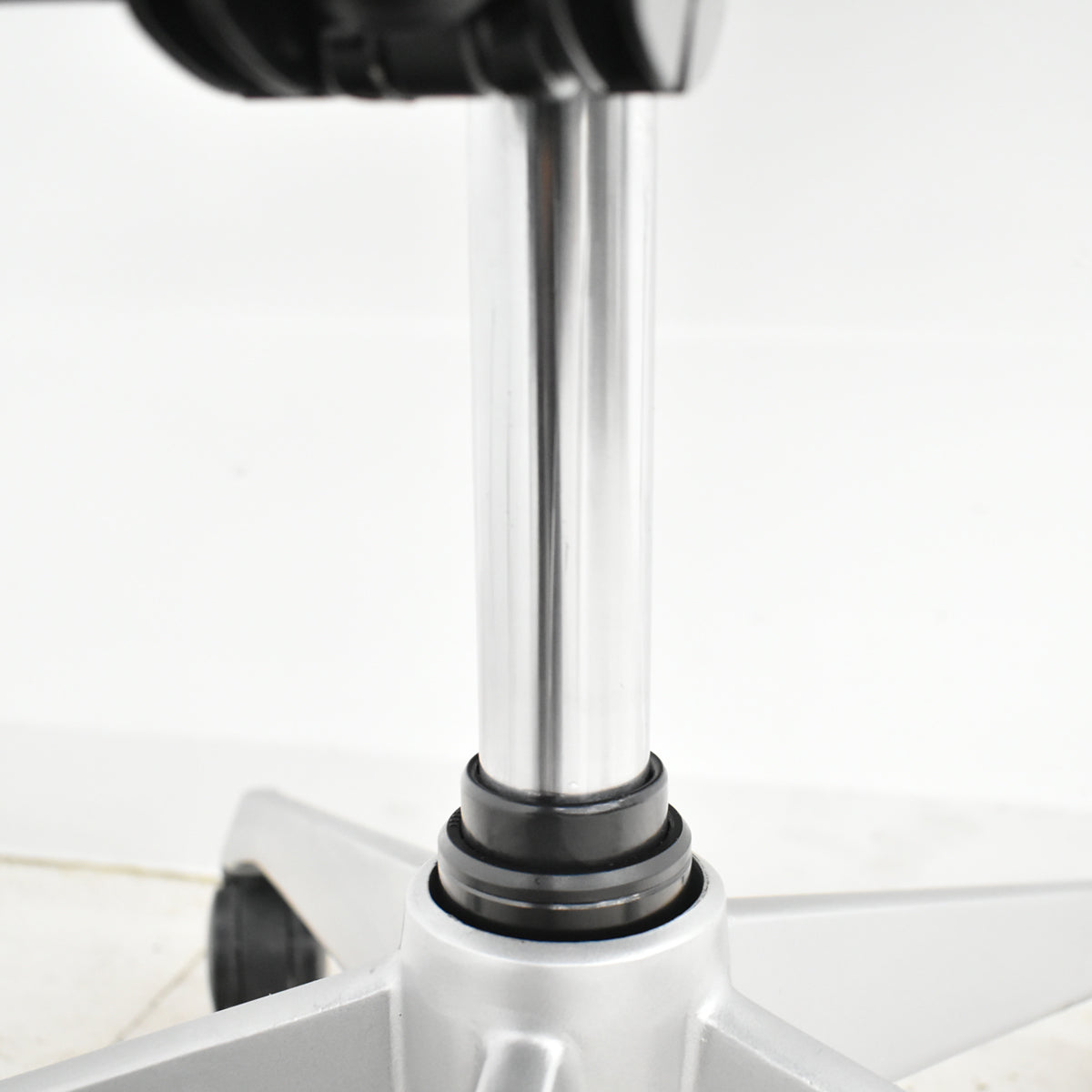 【中古】オカムラ　バロン　ハイバック　固定肘（新品交換済）革張り　シルバー脚　2025102305【中古オフィス家具】