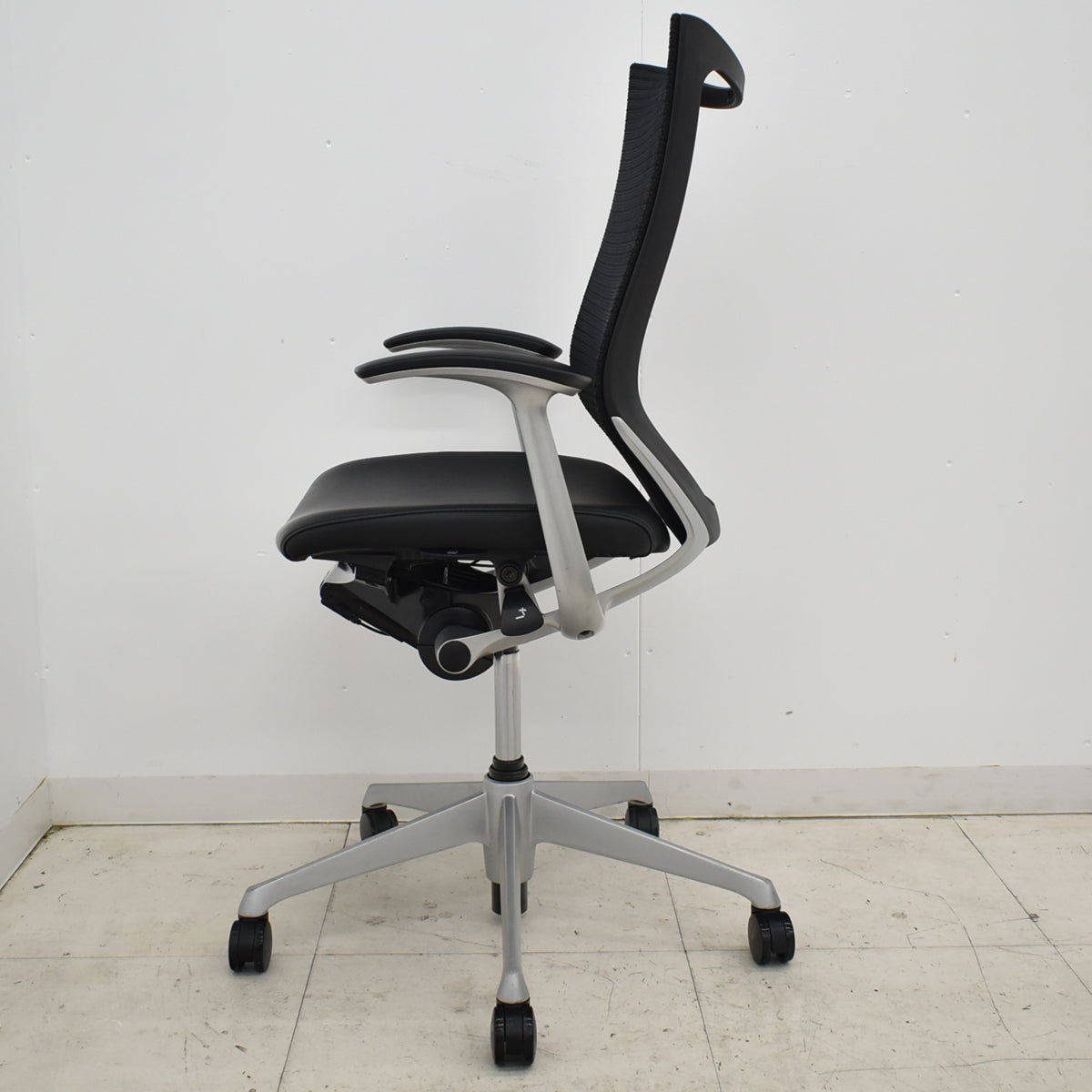 【中古】オカムラ　バロン　ハイバック　固定肘（新品交換済）革張り　シルバー脚　2025102305【中古オフィス家具】