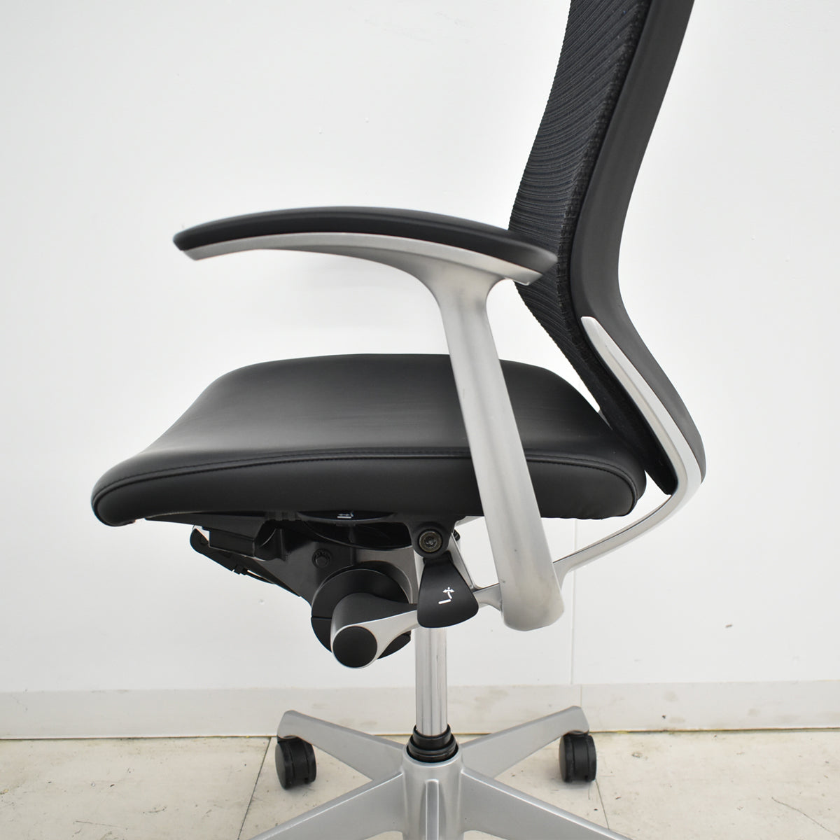 【中古】オカムラ　バロン　ハイバック　固定肘（新品交換済）革張り　シルバー脚　2025102305【中古オフィス家具】