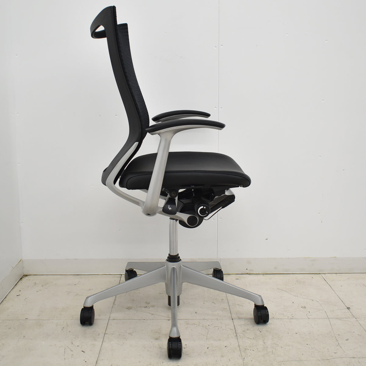 【中古】オカムラ　バロン　ハイバック　固定肘（新品交換済）革張り　シルバー脚　2025102305【中古オフィス家具】