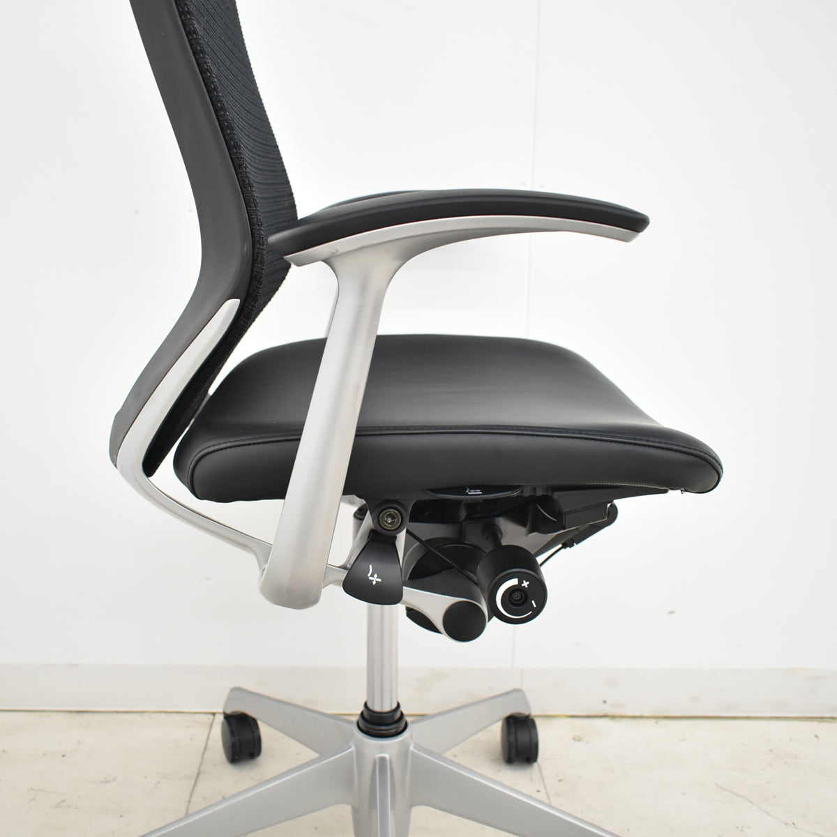 【中古】オカムラ　バロン　ハイバック　固定肘（新品交換済）革張り　シルバー脚　2025102305【中古オフィス家具】