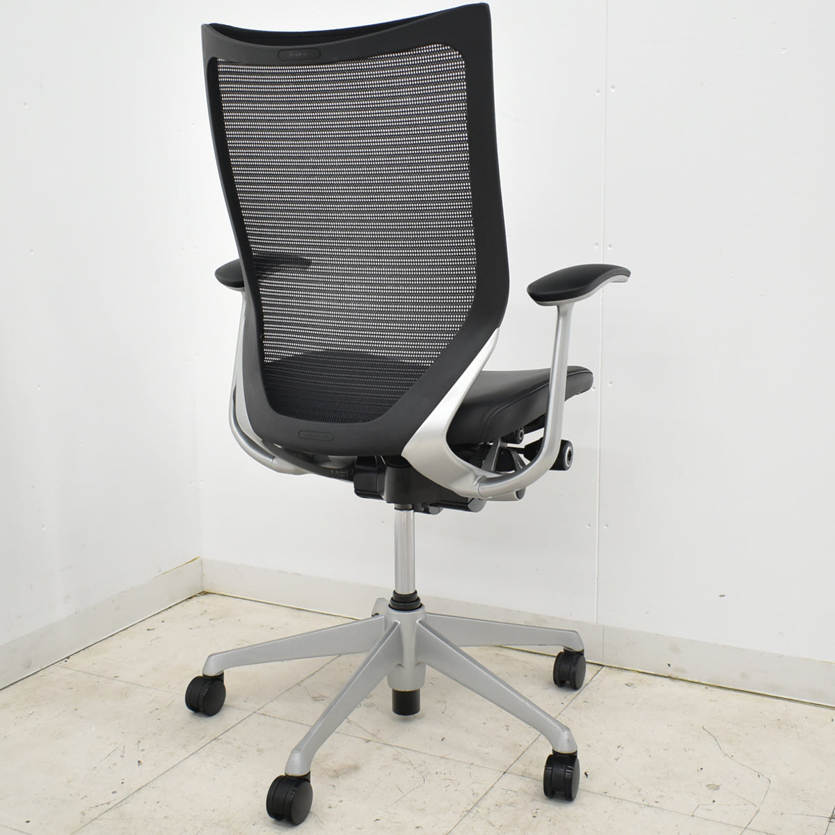 【中古】オカムラ　バロン　ハイバック　固定肘（新品交換済）革張り　シルバー脚　2025102305【中古オフィス家具】