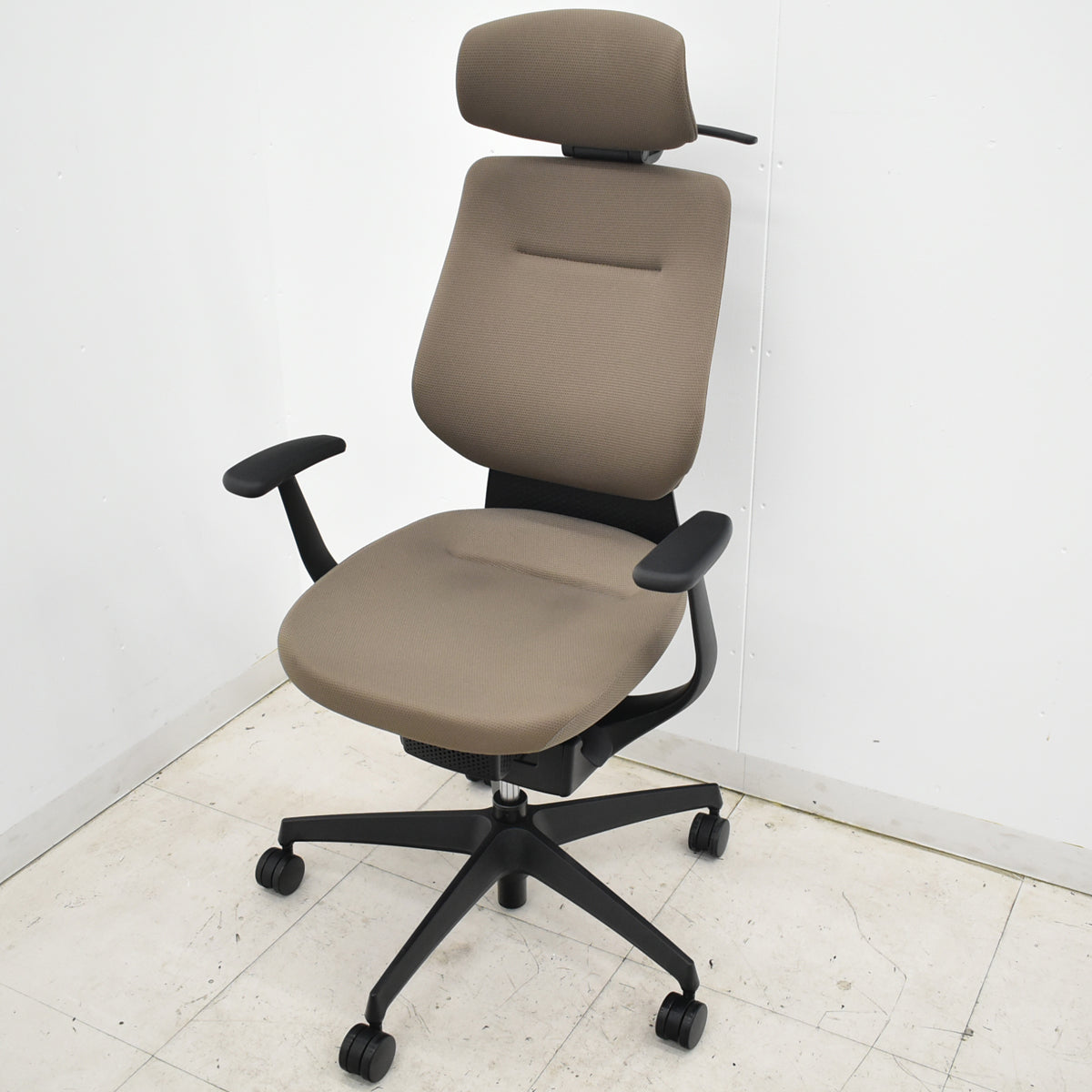 【中古】コクヨ　イング　バーチカルタイプ　ヘッドレスト　固定肘　ハンガー　ナイロンキャスター　2021年製　2025102306【中古オフィス家具】