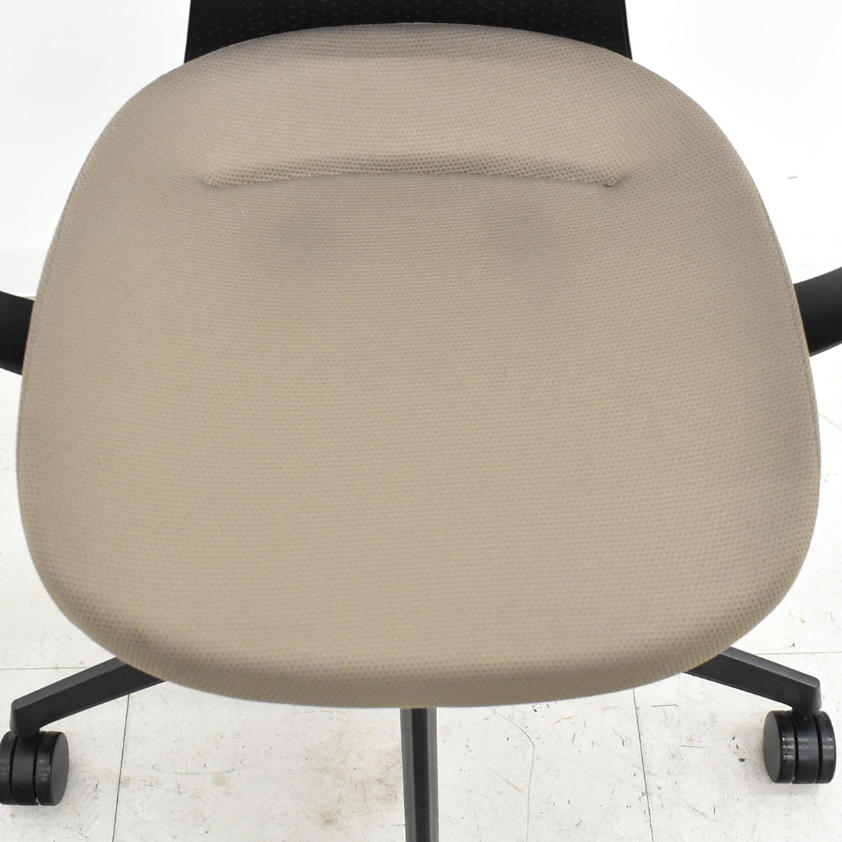 【中古】コクヨ　イング　バーチカルタイプ　ヘッドレスト　固定肘　ハンガー　ナイロンキャスター　2021年製　2025102306【中古オフィス家具】