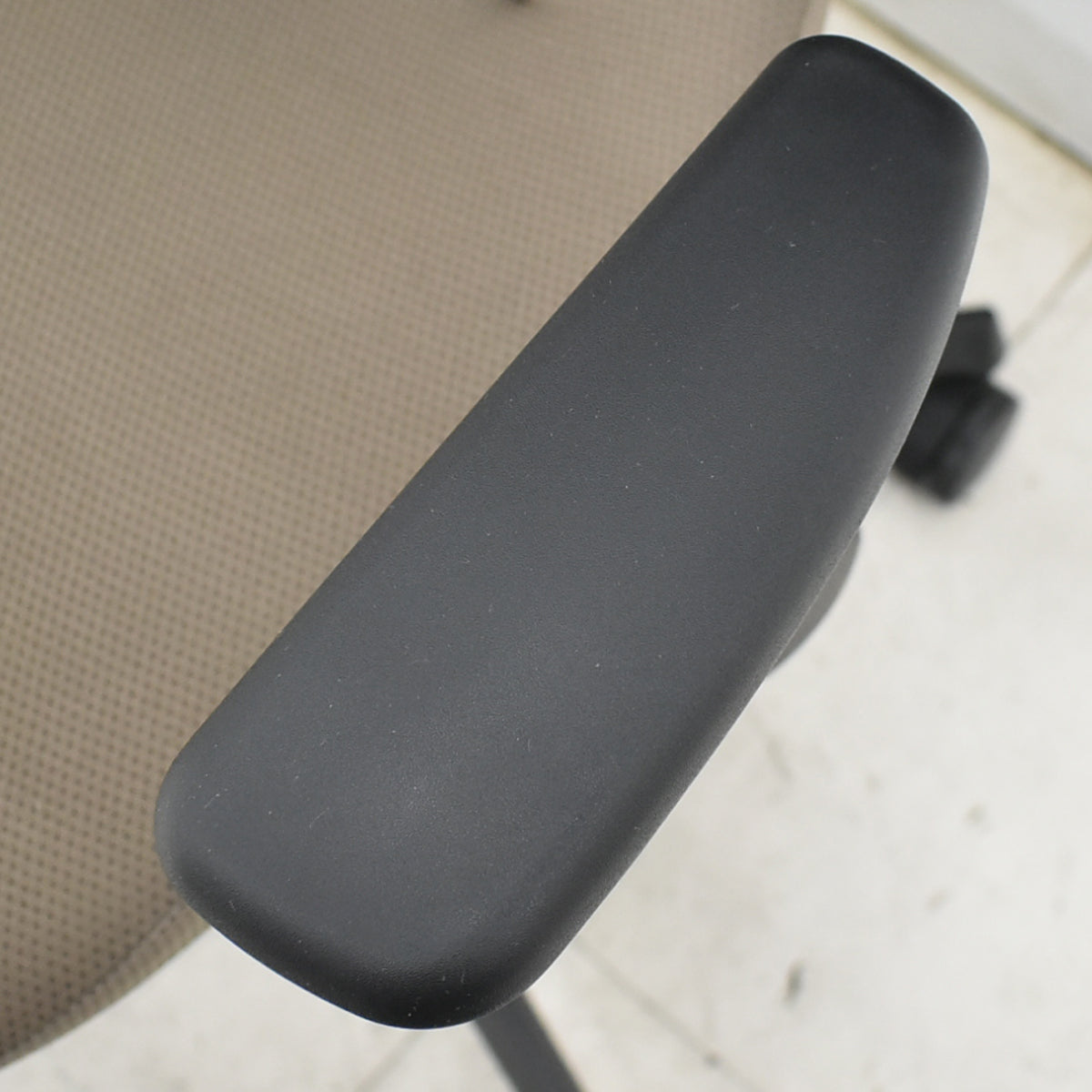 【中古】コクヨ　イング　バーチカルタイプ　ヘッドレスト　固定肘　ハンガー　ナイロンキャスター　2021年製　2025102306【中古オフィス家具】