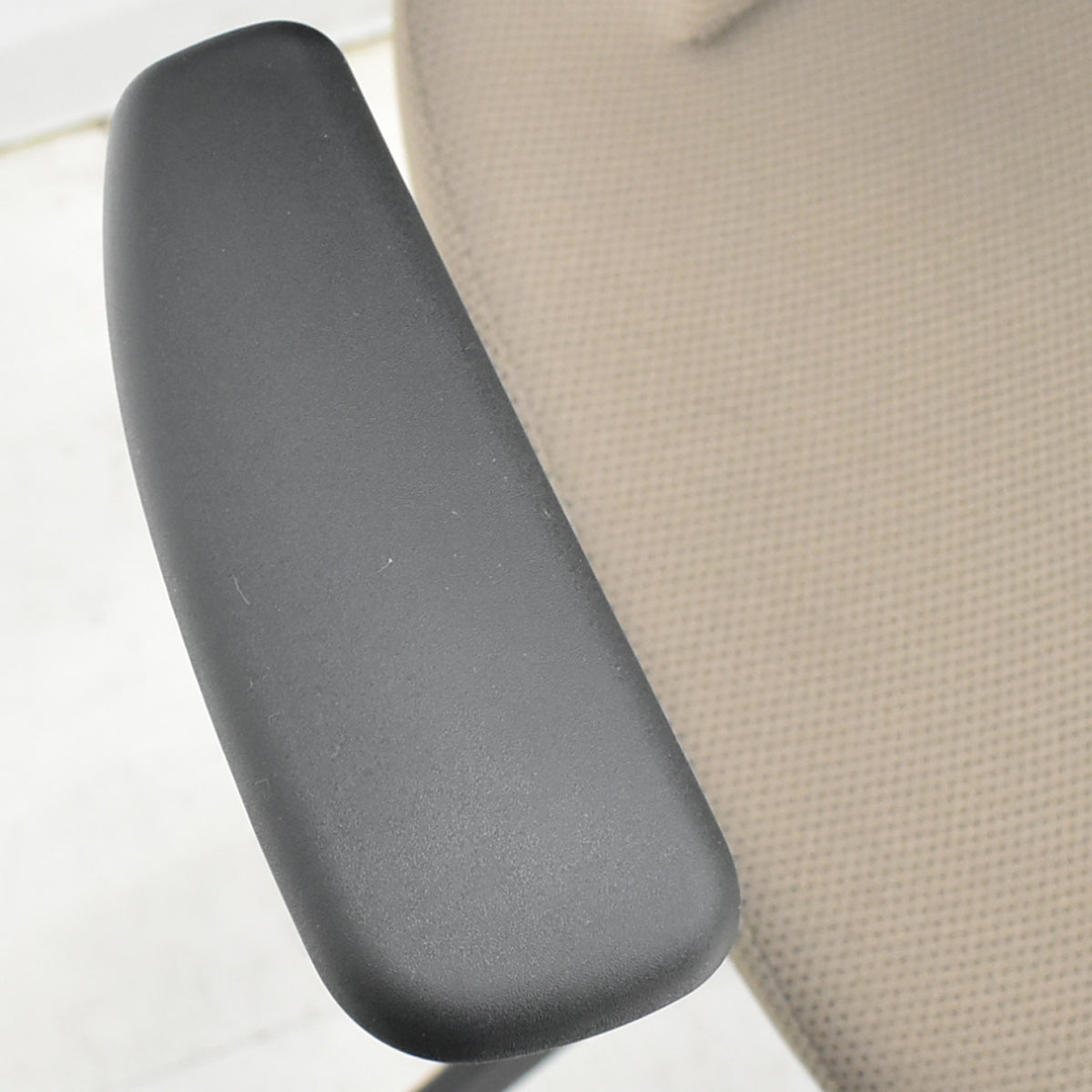 【中古】コクヨ　イング　バーチカルタイプ　ヘッドレスト　固定肘　ハンガー　ナイロンキャスター　2021年製　2025102306【中古オフィス家具】