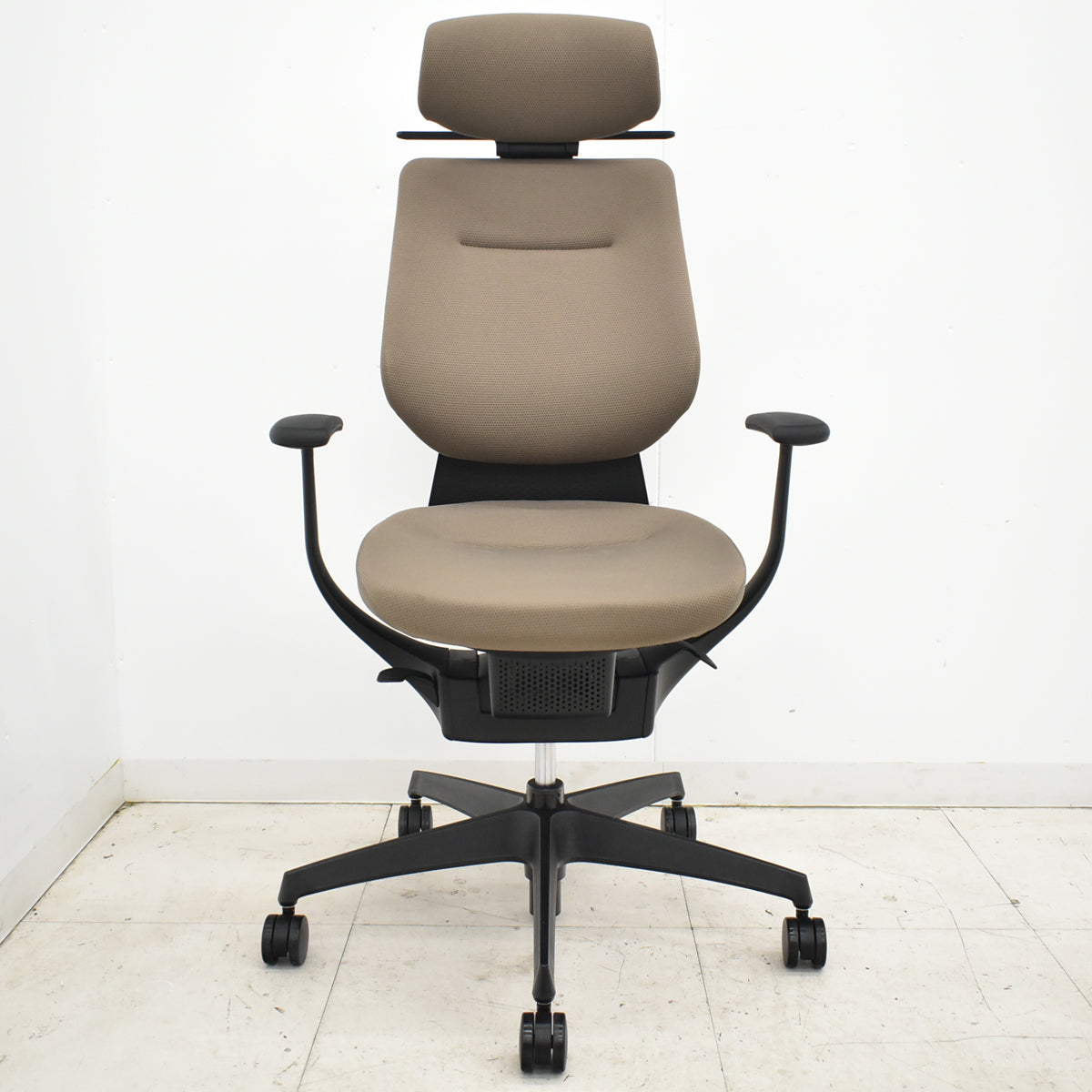 【中古】コクヨ　イング　バーチカルタイプ　ヘッドレスト　固定肘　ハンガー　ナイロンキャスター　2021年製　2025102306【中古オフィス家具】