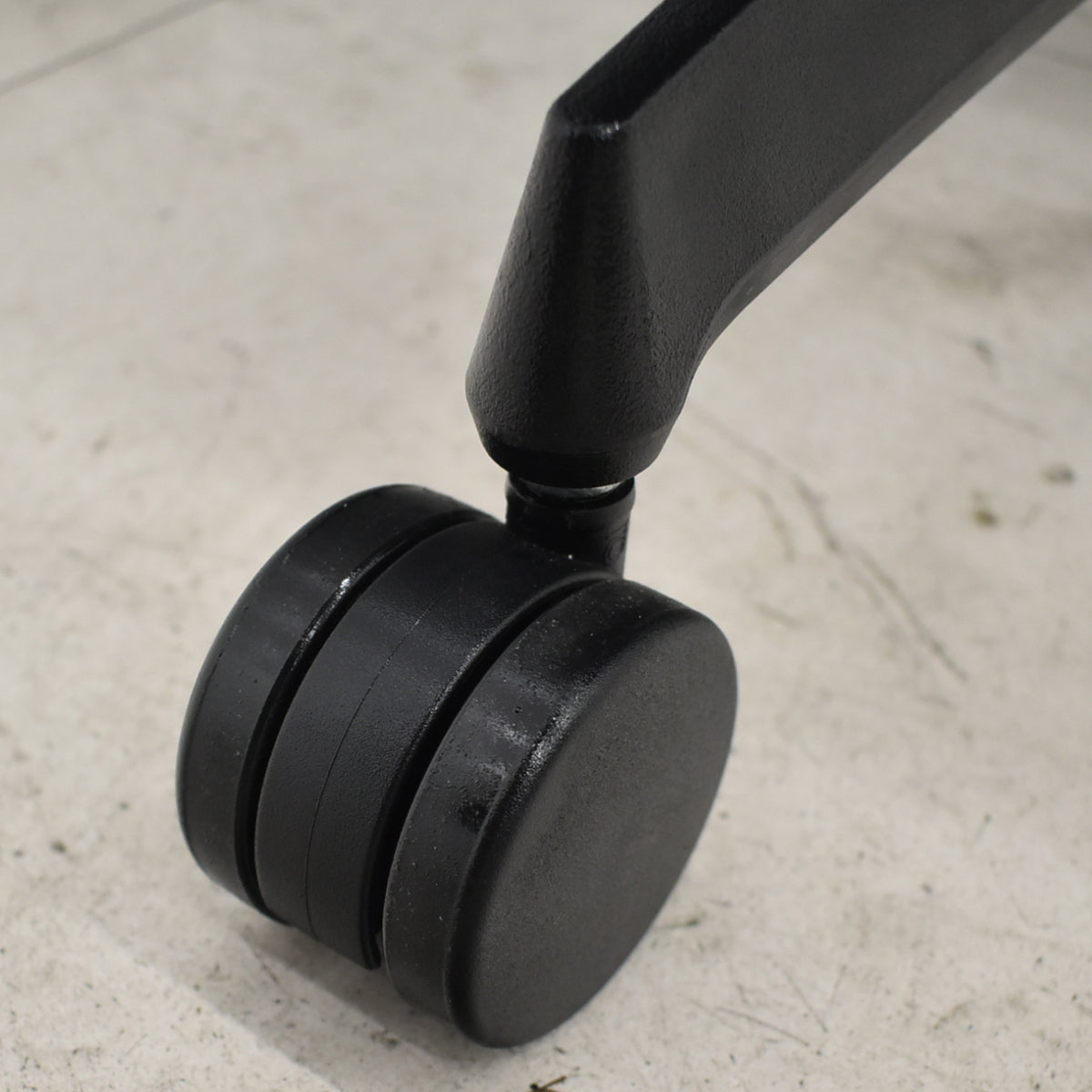 【中古】コクヨ　イング　バーチカルタイプ　ヘッドレスト　固定肘　ハンガー　ナイロンキャスター　2021年製　2025102306【中古オフィス家具】