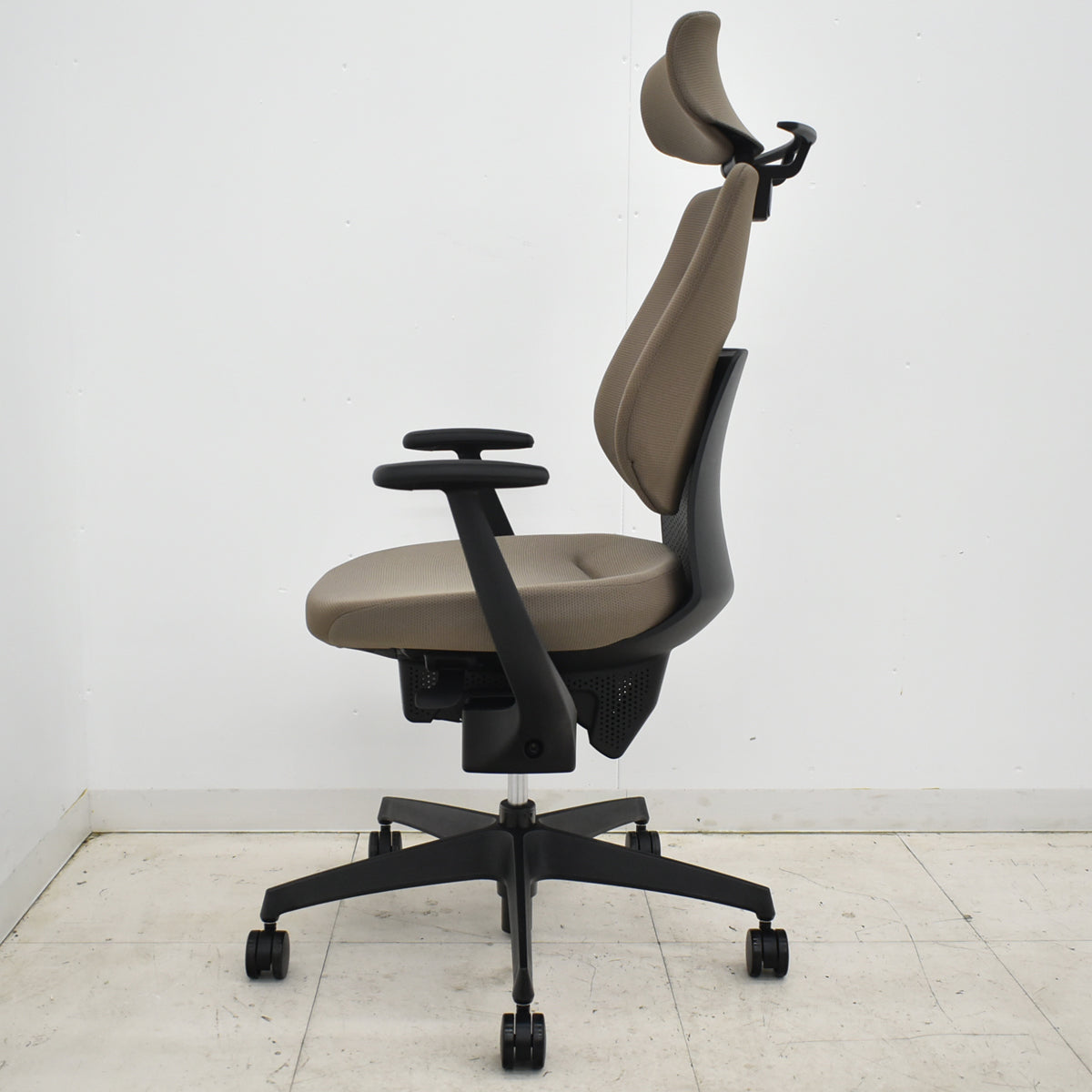 【中古】コクヨ　イング　バーチカルタイプ　ヘッドレスト　固定肘　ハンガー　ナイロンキャスター　2021年製　2025102306【中古オフィス家具】