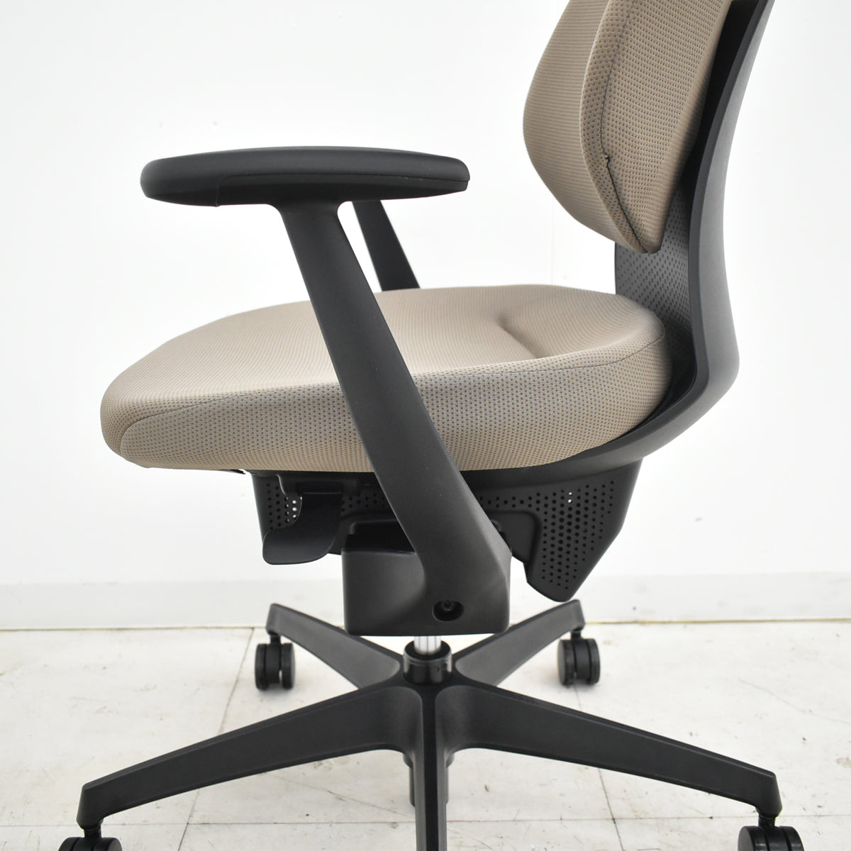 【中古】コクヨ　イング　バーチカルタイプ　ヘッドレスト　固定肘　ハンガー　ナイロンキャスター　2021年製　2025102306【中古オフィス家具】