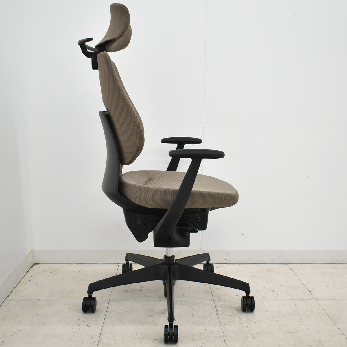 【中古】コクヨ　イング　バーチカルタイプ　ヘッドレスト　固定肘　ハンガー　ナイロンキャスター　2021年製　2025102306【中古オフィス家具】