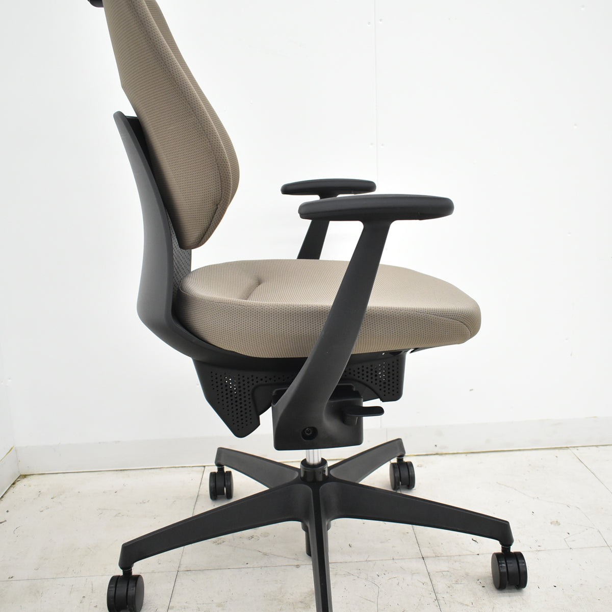 【中古】コクヨ　イング　バーチカルタイプ　ヘッドレスト　固定肘　ハンガー　ナイロンキャスター　2021年製　2025102306【中古オフィス家具】