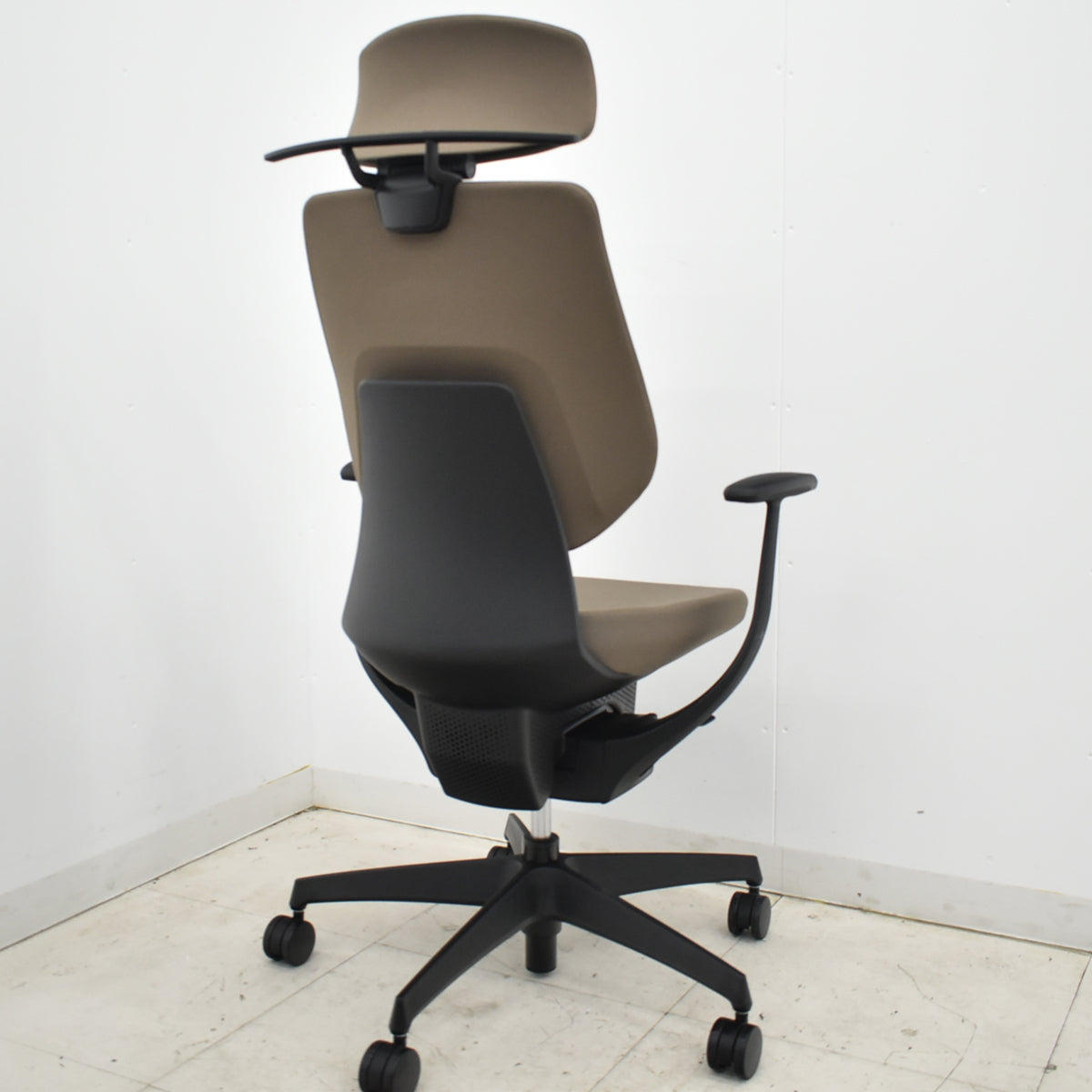 【中古】コクヨ　イング　バーチカルタイプ　ヘッドレスト　固定肘　ハンガー　ナイロンキャスター　2021年製　2025102306【中古オフィス家具】