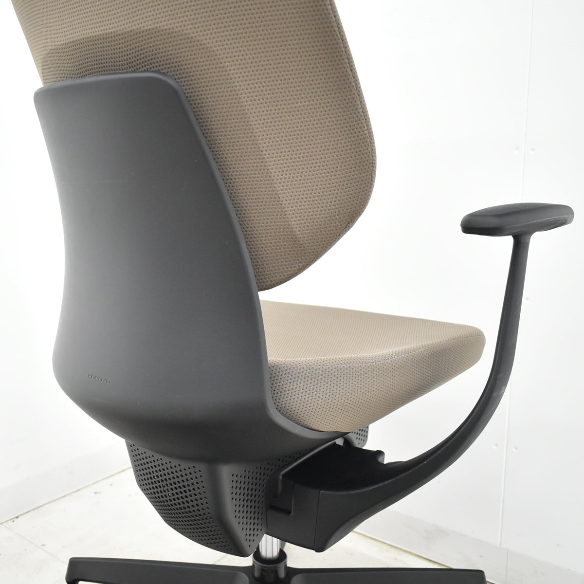 【中古】コクヨ　イング　バーチカルタイプ　ヘッドレスト　固定肘　ハンガー　ナイロンキャスター　2021年製　2025102306【中古オフィス家具】