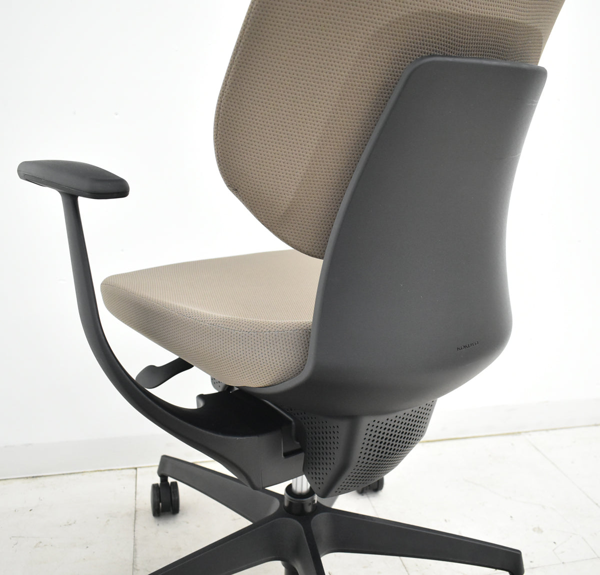 【中古】コクヨ　イング　バーチカルタイプ　ヘッドレスト　固定肘　ハンガー　ナイロンキャスター　2021年製　2025102306【中古オフィス家具】