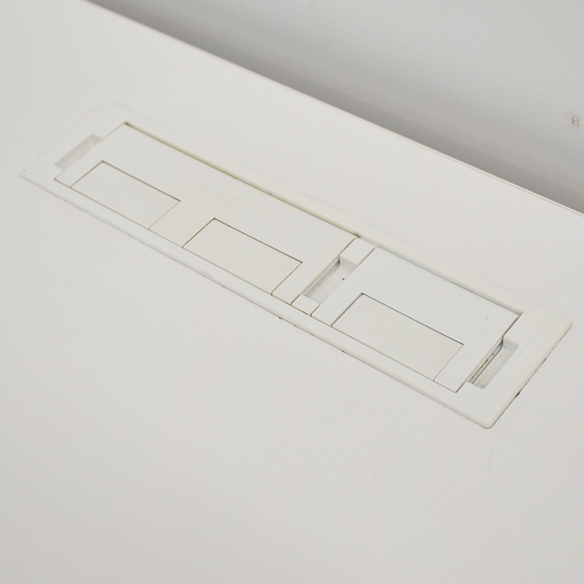 【中古】オカムラ　スイフト　電動昇降デスク　コントロールレバータイプ　インジゲーターメモリー機能付　引き出し付　スムースフォルムエッジ　マルチコンセントユニット１か所　幅1550　2025102308【中古オフィス家具】