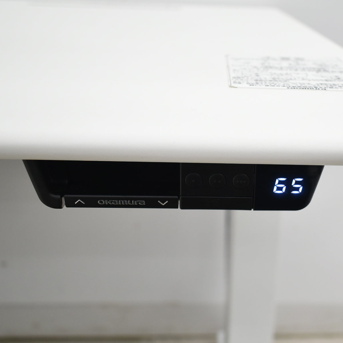 【中古】オカムラ　スイフト　電動昇降デスク　コントロールレバータイプ　インジゲーターメモリー機能付　引き出し付　スムースフォルムエッジ　マルチコンセントユニット１か所　幅1550　2025102308【中古オフィス家具】