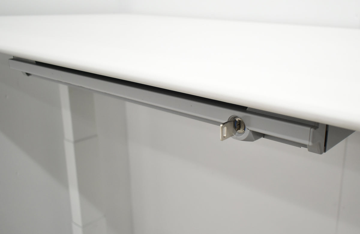 【中古】オカムラ　スイフト　電動昇降デスク　コントロールレバータイプ　インジゲーターメモリー機能付　引き出し付　スムースフォルムエッジ　マルチコンセントユニット１か所　幅1550　2025102308【中古オフィス家具】